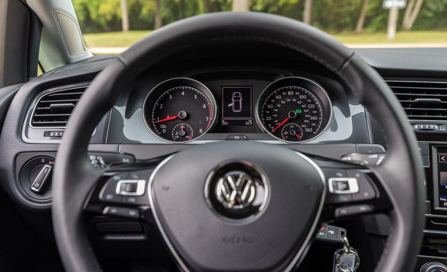 Панель приборов Volkswagen Golf TSI 5-Door (Typ 5G) 2017 года  (NA) (фото 45 из 47)